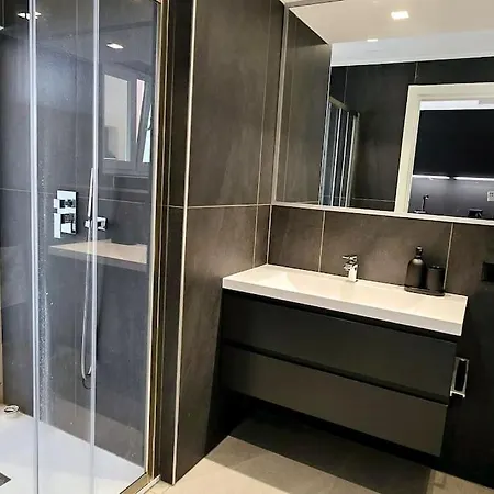 Luxurious 1,5 With Parking Near Center